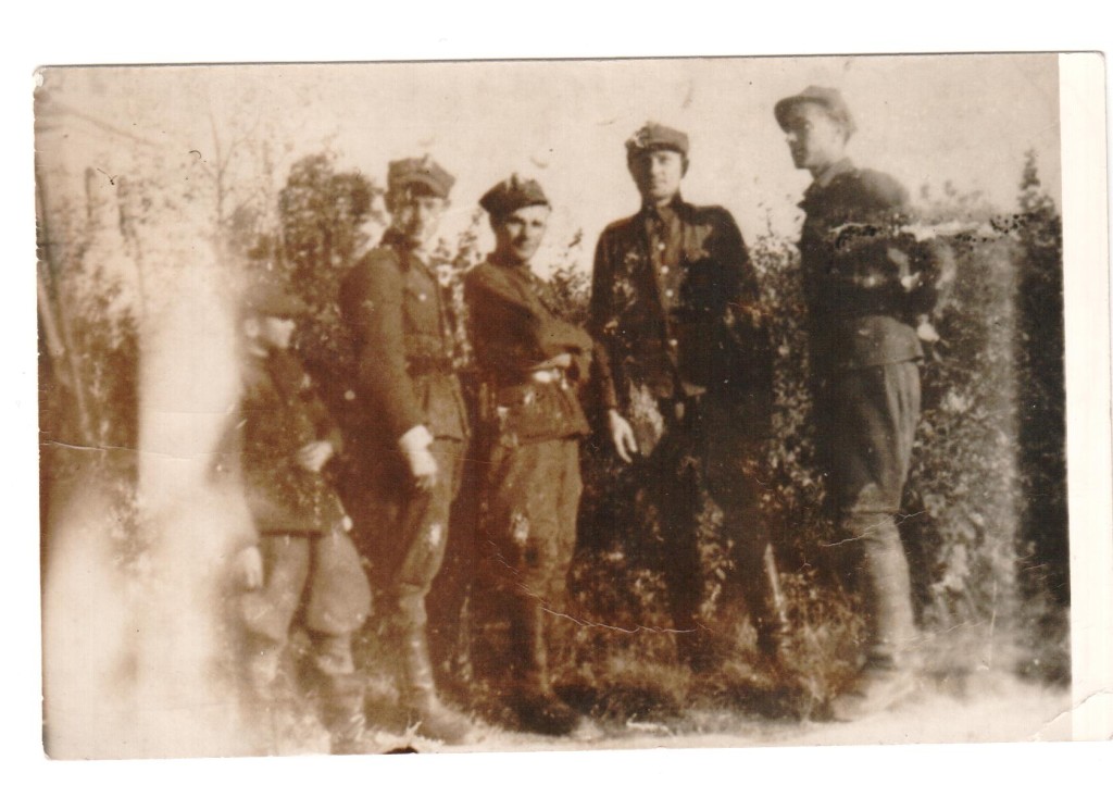Suwałki, 25 kwietnia 1947r. żołnierze przed kosciołem przed ujawnieniem